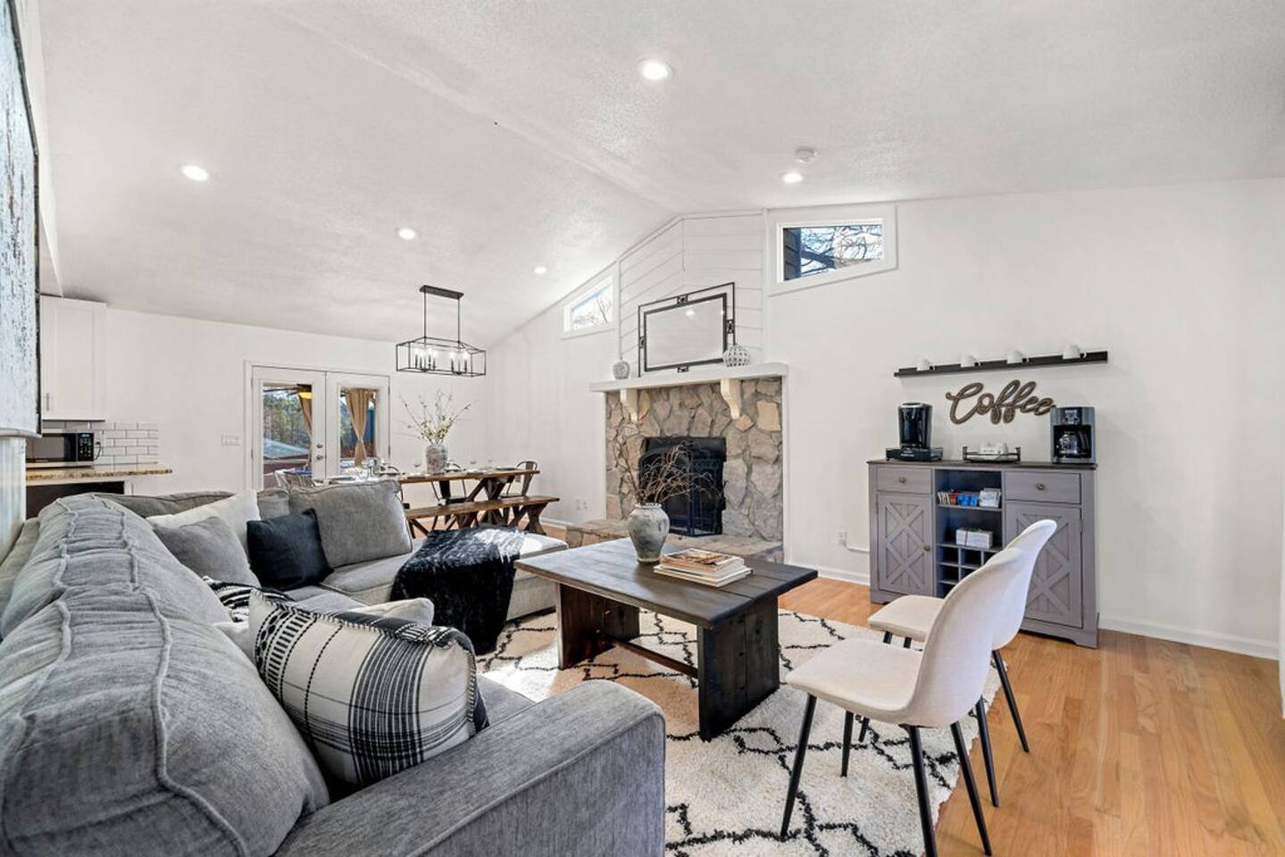 Casa Lago Azul — lakeside living